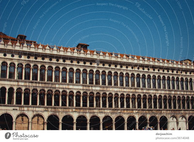 Der  Dogenpalast von vorne. Italien- Venedig- Markusplatz  - Architektur vom allerfeinsten. Außenaufnahme Farbfoto Ferien & Urlaub & Reisen Sehenswürdigkeit