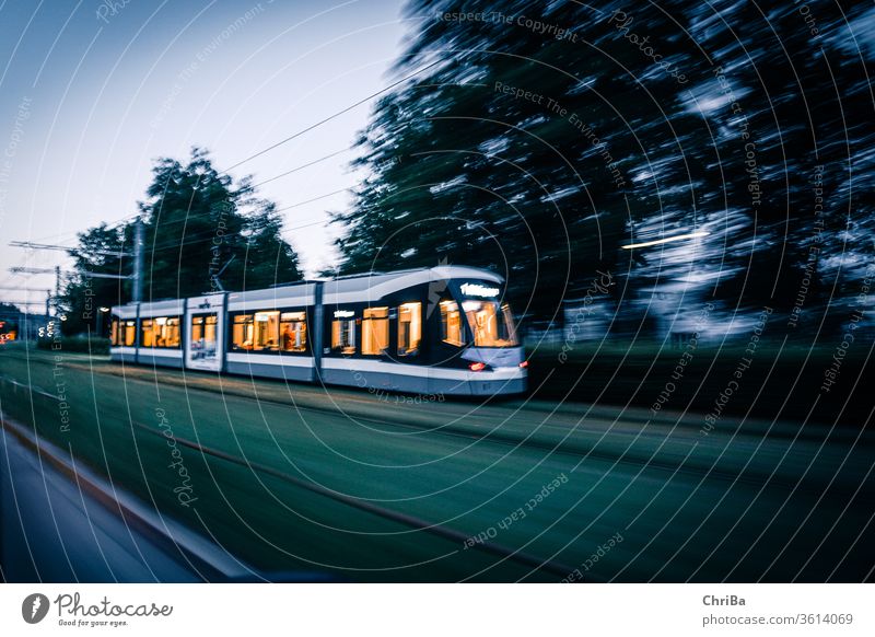 Straßenbahn in der Dämmerung Stadt Straßenverkehr fahren Verkehrswege Geschwindigkeit Reaktionen u. Effekte Abend Kunstlicht Low Key Langzeitbelichtung
