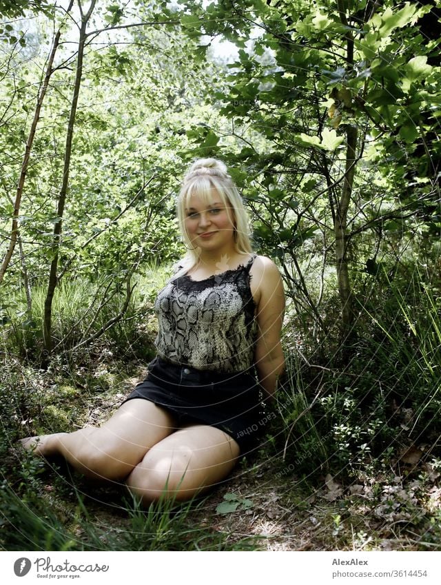 Portrait einer jungen blonden Frau in einem sonnigen Wald Mädchen junge Frau schön lächeln lange Haare blaue Augen 19 18-20 Jahre 15-20 Jahre alt fit ästhetisch