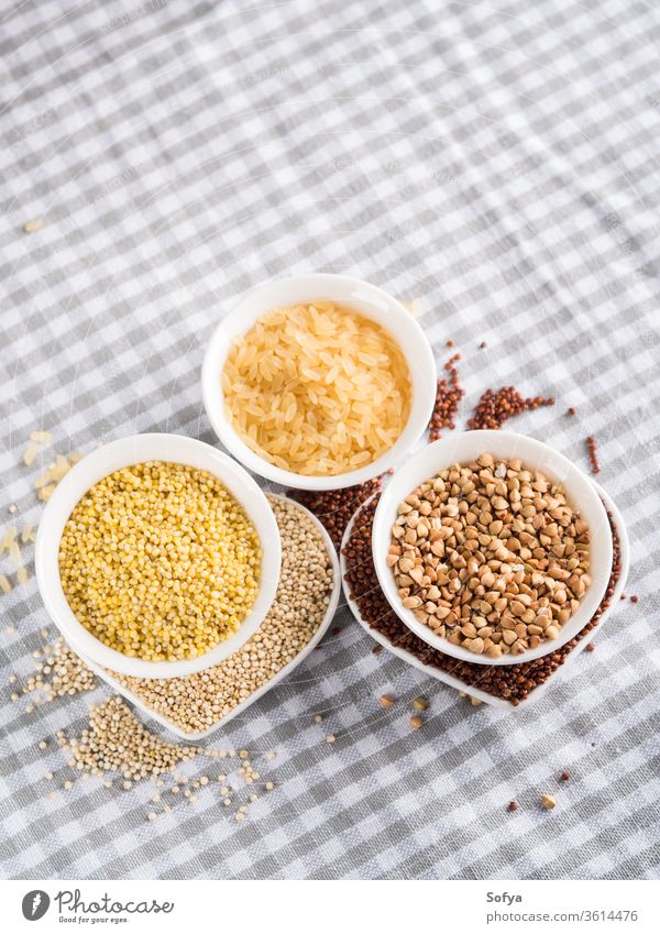 Glutenfreie Körner in Schalen auf dem Küchentisch Korn Quinoa Reis Buchweizen Amaranth Hirse Schüsseln Tisch mischen Zöliakie Diät Lebensmittel Bestandteil