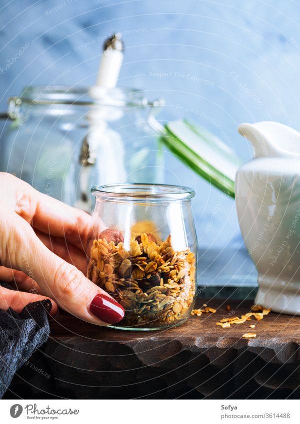 Hausgemachtes Müsli mit Honig und Kastanien selbstgemacht Frühstück Diät Lebensmittel Gesundheit Glas Hintergrund Snack blau natürlich Ernährung organisch Korn