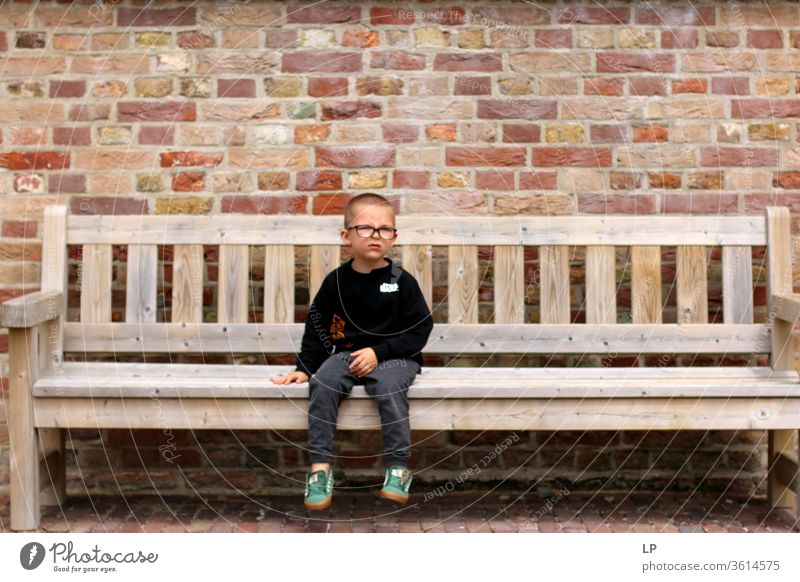 Junge auf einer Bank sitzend Einsamkeit Einzelgänger einzeln allein Mitte Zentrum separat verzweifelt verärgert Verlassen Menschenleer Bildung bestrafen