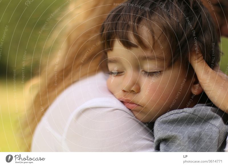 Baby schläft in den Armen der Mütter schlafen Schlafplatz Sicherheit Geborgenheit ruhen Erholung träumen Kind Kindheit echte Menschen Umarmung