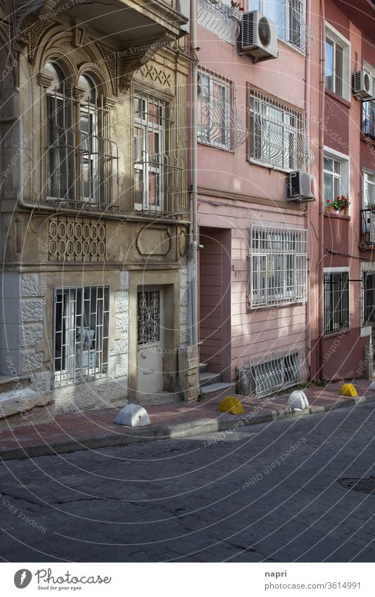 Die Mischung macht's. | Fassaden verschiedener Baustile in einer Straße in Istanbul. Häuserzeile Architektur gemischt unterschiedlich alt neu historisch