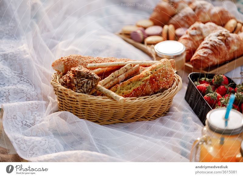 Picknick in der Natur, frisches Gebäck, Croissants. Französische Croissants Frühstück Bäckerei Korb Lebensmittel Morgen Snack Brunch Feiertag Lifestyle