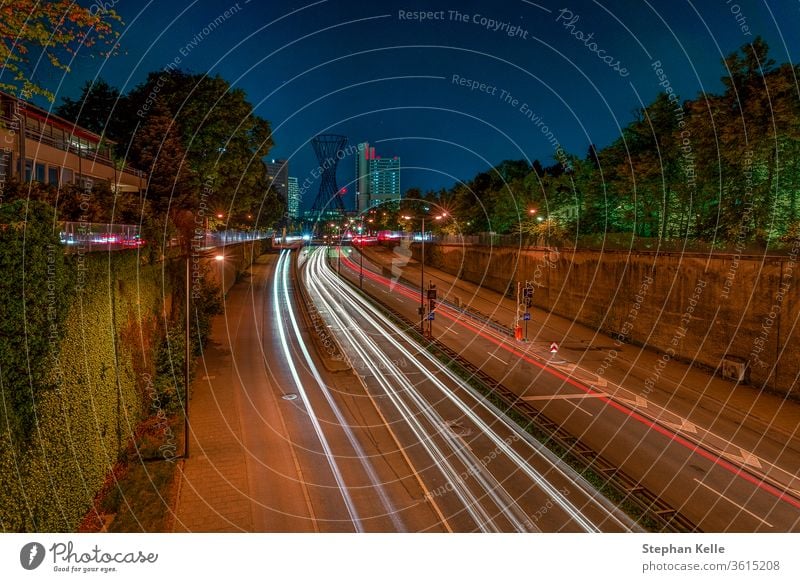 München, Bayern, bei Nacht. Die beliebte deutsche Stadt als Langzeitbelichtungsfotografie mit Lichtspuren von fahrenden Autos und berühmter Architektur am Effnerplatz.