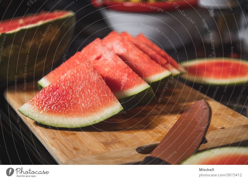 Frische Wassermelonen-Scheiben Frucht Sommer saftig Saft Schneidebrett Vitamin Ernährung Gesundheit Lebensmittel Diät essen Essen gut isst geschnitten