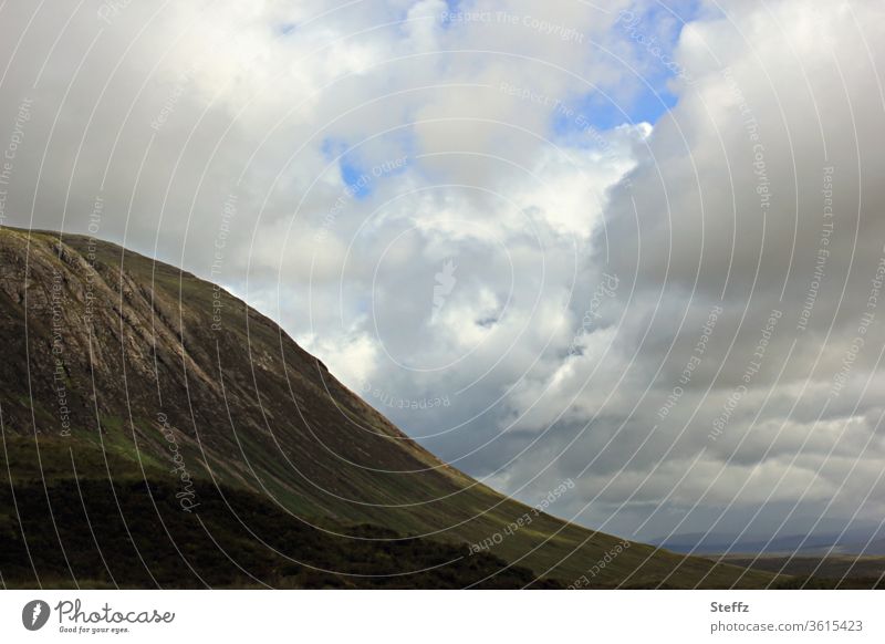 schottische Ruhe und Einsamkeit Schottland Hügel Himmel Stille Berg nordisch Wolken Sommer in Schottland Tal schottisches Wetter Geheimnis