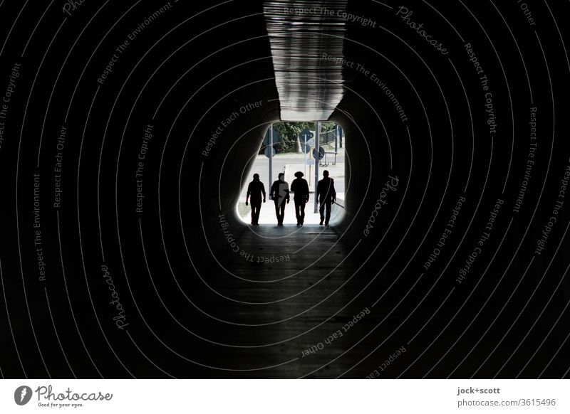 vier Gestalten treten ein, in die große Dunkelheit Tunnel Gegenlicht Silhouette Wege & Pfade Durchgang dunkel Fußgänger Low Key Tunnelblick gehen Symmetrie