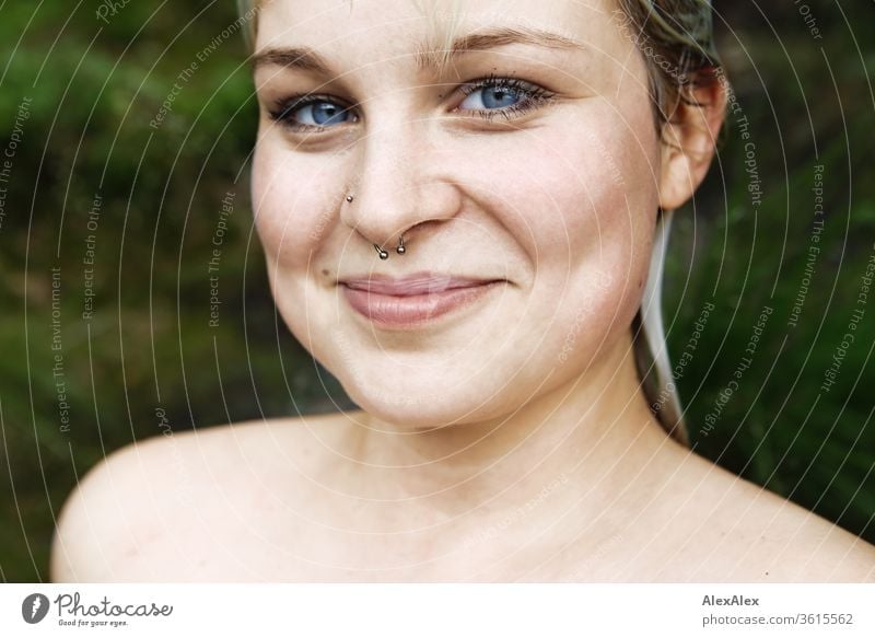 Portrait einer jungen blonden Frau mit nassen Haaren vor einem Wald Mädchen junge Frau schön lächeln lange Haare blaue Augen Haut 19 18-20 Jahre 15-20 Jahre alt