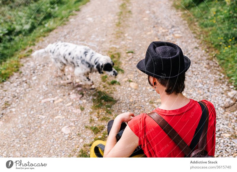 Informelle Fotografin mit Hund auf Landstraße Landschaft Frau Fotoapparat englischer Setter informell Stil ländlich Straße Asturien Spanien Fotografie Haustier