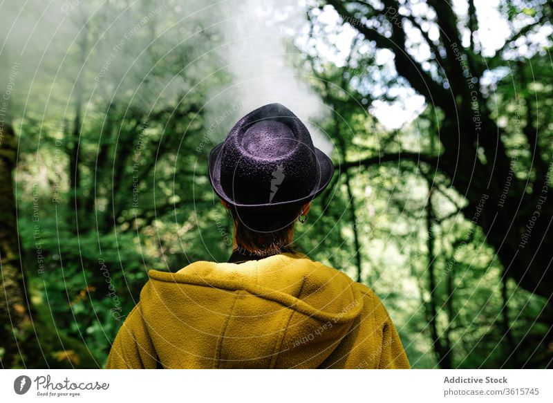 Anonyme Frau raucht im grünen Wald Rauch reisen Stil informell ausatmen Baum Landschaft alternativ Subkultur Oberbekleidung sich[Akk] entspannen Natur trendy