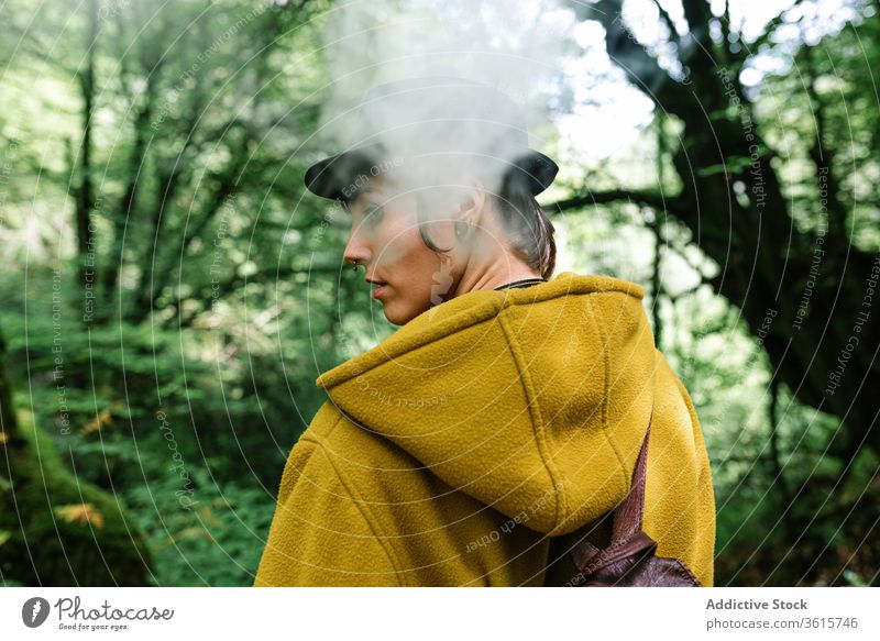 Rauchende Frau im grünen Wald reisen Stil informell ausatmen Baum Landschaft alternativ Subkultur Oberbekleidung sich[Akk] entspannen Natur trendy Nikotin