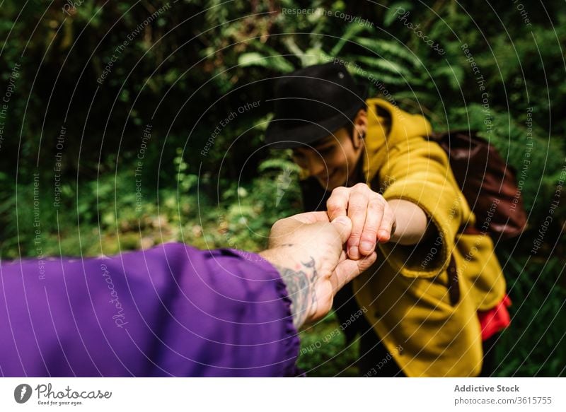 Ein Paar Reisende zusammen im Wald Hilfe Trekking Hilfsbereitschaft Angebot abstützen Händchenhalten gestikulieren Partnerschaft Asturien Spanien Urlaub Wälder
