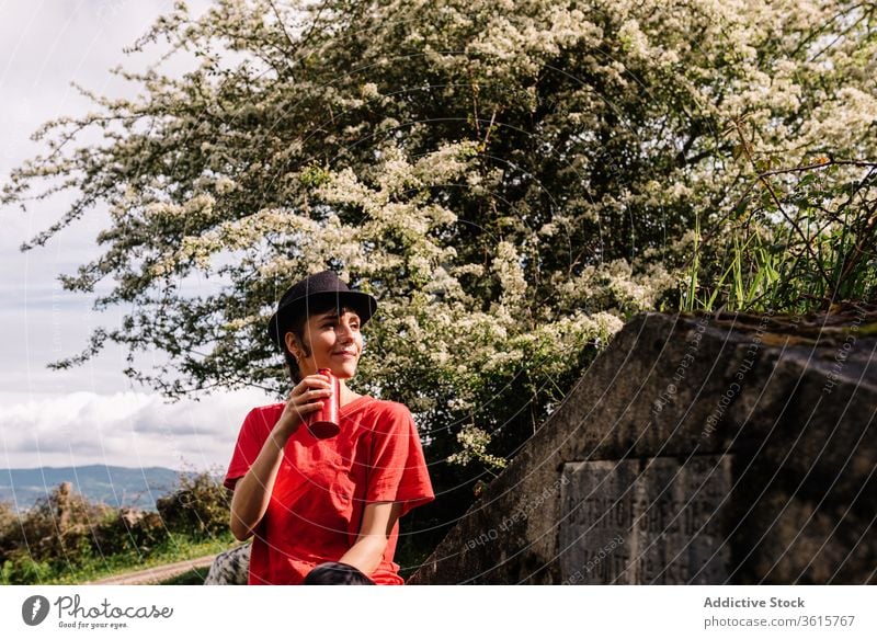 Zufriedene reisende Frau trinkt Wasser im Sommer trinken Tourist Urlaub androgyn ruhig Inhalt Erfrischung Asturien Spanien lässig anhaben Metall Flasche