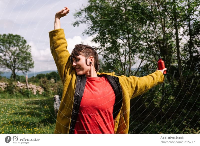 Sorglose Frau genießt den Sommer im Urlaub Reisender Wiese Freiheit sorgenfrei Inhalt Tourismus Landschaft Natur informell Asturien Spanien ruhen Freude