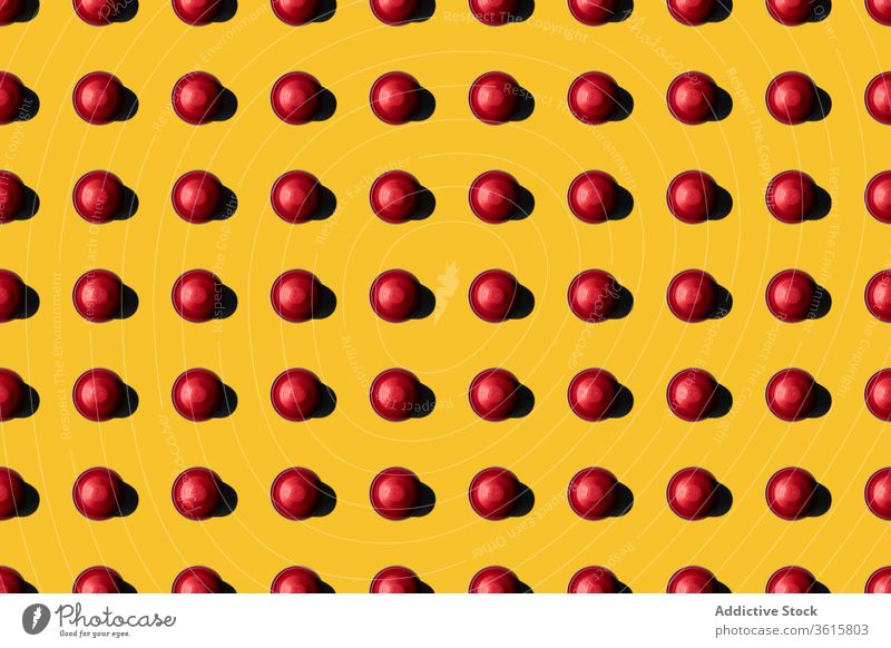 Muster von Kaffeekapseln auf gelbem Hintergrund Kapsel übergangslos Hülse Reihe gerade lecker Wiederholen Sie Aroma Zusammensetzung frisch Ordnung Farbe
