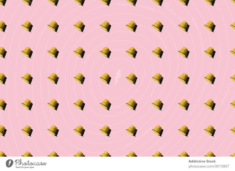 Muster von Kaffeekapseln auf rosa Hintergrund Kapsel übergangslos Hülse Reihe gerade lecker Wiederholen Sie Aroma Zusammensetzung frisch Ordnung Farbe