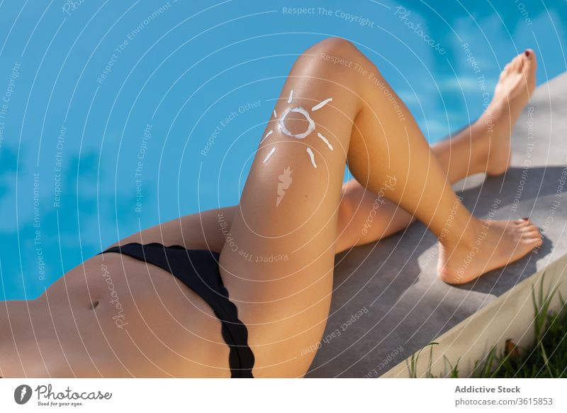 Frau trägt in der Nähe des Pools Sonnenschutz auf Sonnenbad Beckenrand bewerben Sommer Bräune Sahne Lügen Bein sich[Akk] entspannen ruhen Feiertag Erholung