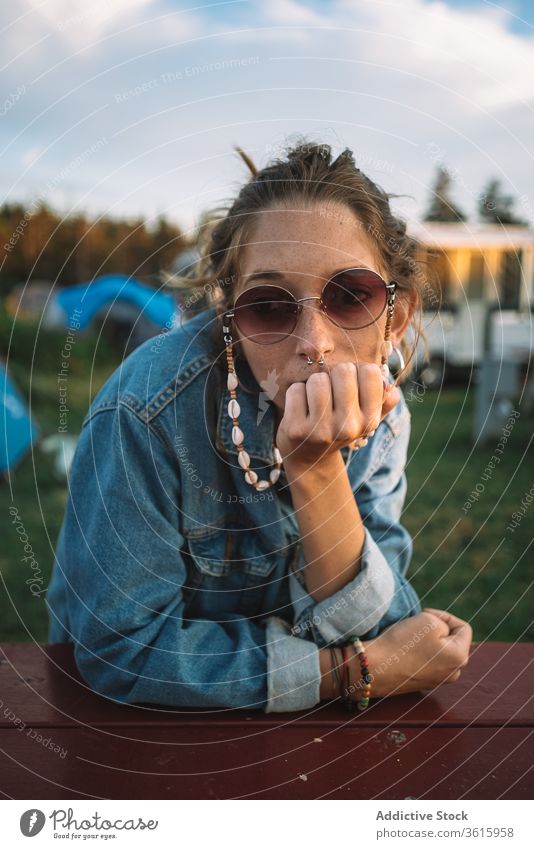 Frau entspannt sich auf dem Campingplatz Hippie sich[Akk] entspannen reisen Sonnenuntergang Lager friedlich Sommer Urlaub Windstille hölzern Tisch ruhen sitzen