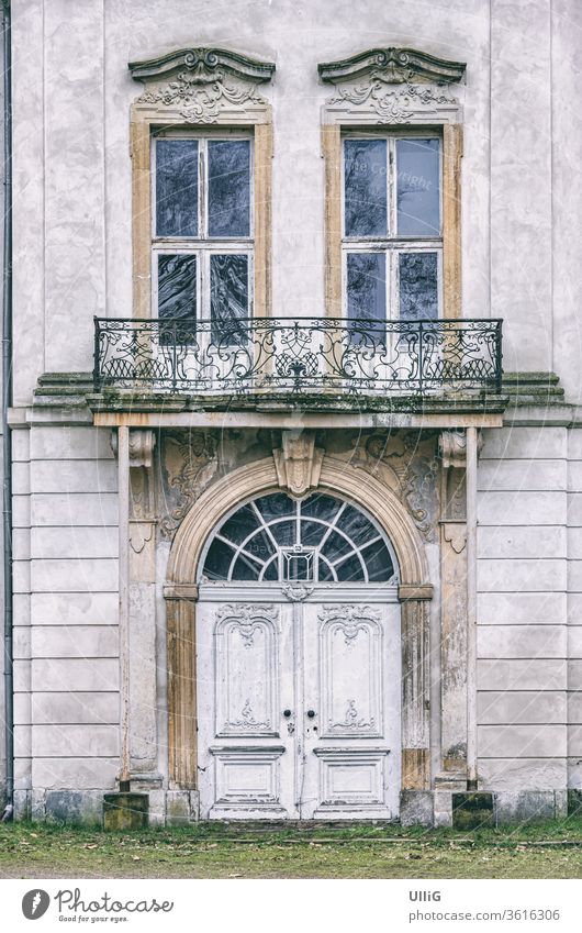 Hauptportal eines verfallenen Herrenhauses - Hauptportal eines verfallenen Herrenhauses, Ivenack, Mecklenburg-Vorpommern, Deutschland. Tür Eingang Portal