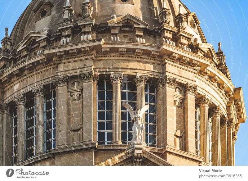 Dekorativer Engel, große Fenster und korinthische Säulen der Kuppel des Nationalen Kunstmuseums von Katalonien in Barcelona alias MNAC dekorativ Spalte Dom