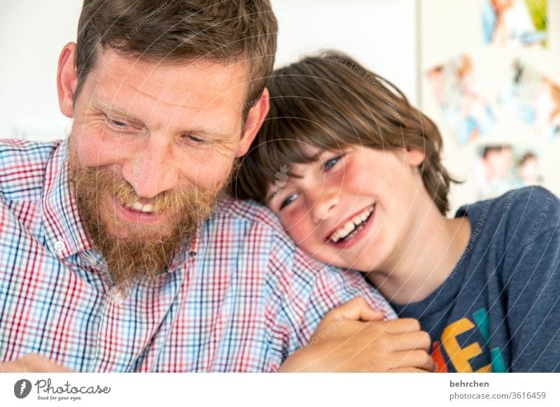 objektiv | glücklich Glück Fröhlichkeit lachen zuhause zuhause bleiben Kind Junge Eltern Vater Familie & Verwandtschaft Kindheit Gesicht Mund Lippen