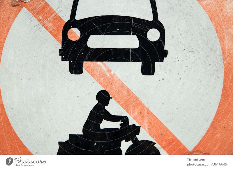 Verkehrsschilder - aus anderer Zeit? Dänemark Verkehrszeichen Schilder & Markierungen PKW Motorrad Verbotsschild alt verblasst Menschenleer Zeichen