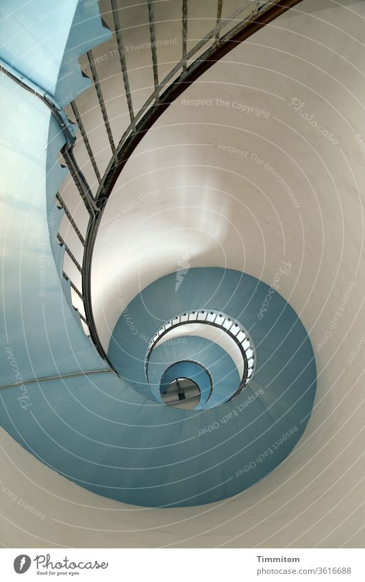 Wendeltreppe in Leuchtturm  - links herum Innenaufnahme Treppe Geländer Spirale aufsteigen Treppengeländer Architektur aufwärts Treppenhaus Lyngvig Fyr