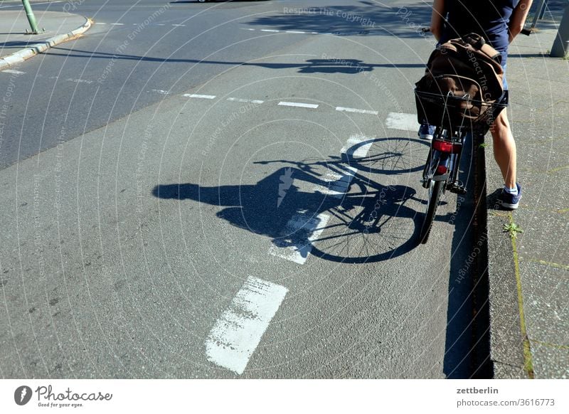 Rote Ampel mit Fahrrad radfahrer ampel radweg stehen warten abbiegen asphalt autobahn ecke straßenverkehr fahrbahnmarkierung fahrrad fahrradweg hinweis kante