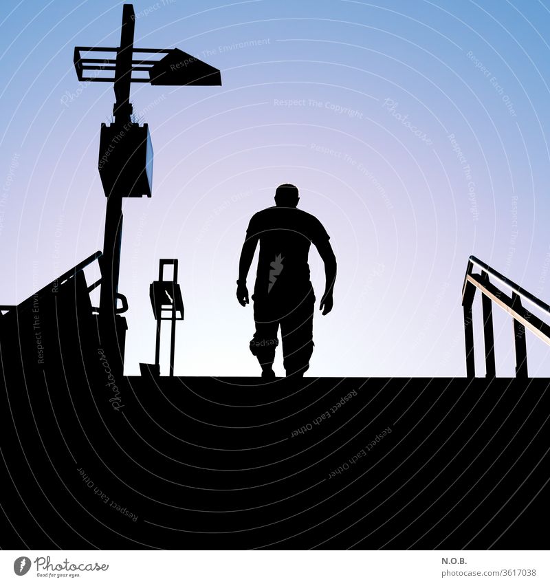 Silhouette eines Mannes der eine Treppe hochgeht Schatten Mensch schwarz Himmel Außenaufnahme Gegenlicht Kontrast maskulin Licht Sonnenlicht Farbfoto Morgen