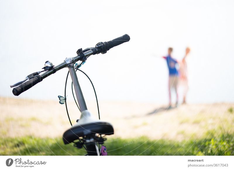 Fahrradtour fahrrad fahren kinder spielen draussen draußen natur landschaft unscharf sattel lenker schmetterling nahaufnahme ausflug paar pärchen unternehmung