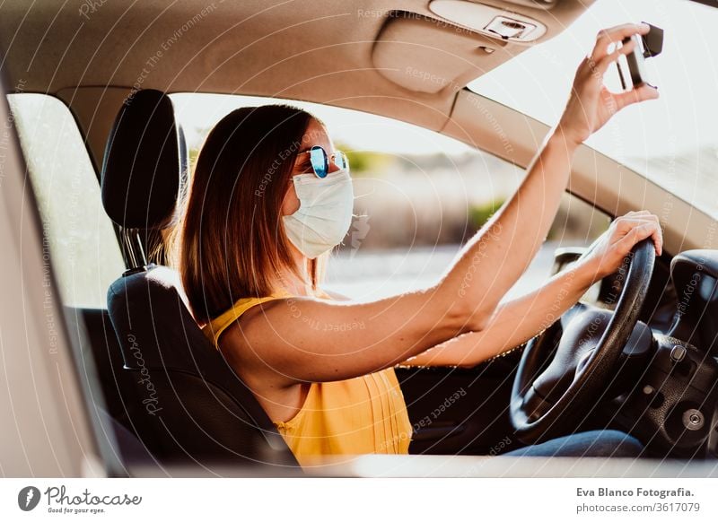 junge Frau in einem Auto mit Schutzmaske. Sommersaison. Konzept zur Prävention des Coronavirus PKW Virus Pandemie Corona-Virus COVID fahren Fahrer reisen