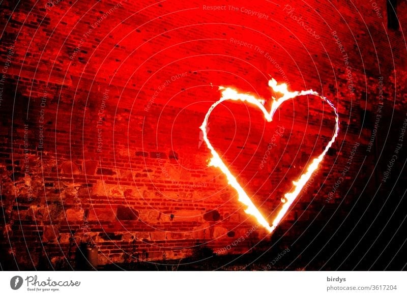 Brennendes Herz vor einer rot erleuchteten Naturstein - Wand. Night of light, Aktion von Künstlern welche durch die Absage von Veranstaltern wegen der Coronapandemie in finanzielle Not geraten sind.
