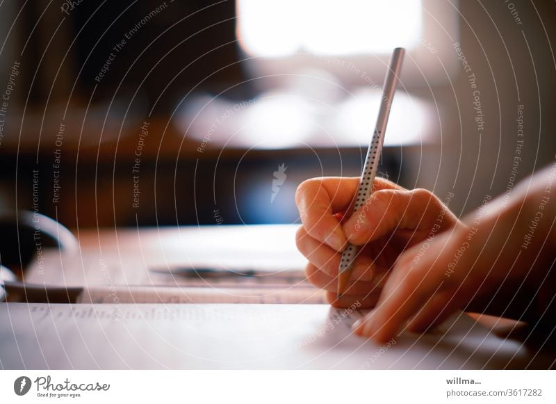 handschriftliche Hausaufgaben, Studium, Weiterbildung Hand Stift Bleistift Schule schreiben Büro rechnen lernen Steuerbüro Schreibkraft ausfüllen Formular