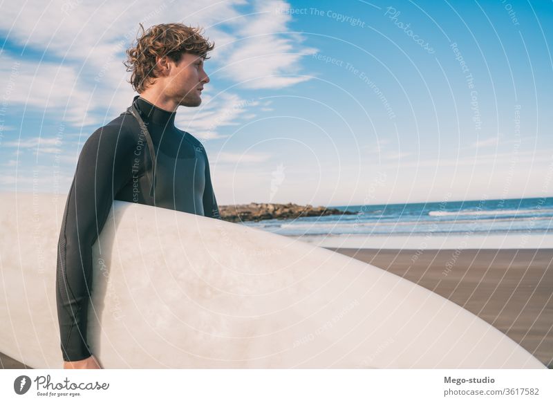 Surfer, der mit seinem Surfbrett im Meer steht. Mann Brandung Wasser Sport Surfen MEER im Freien sportlich Küstenlinie Wellen Hintergrund Abenteuer