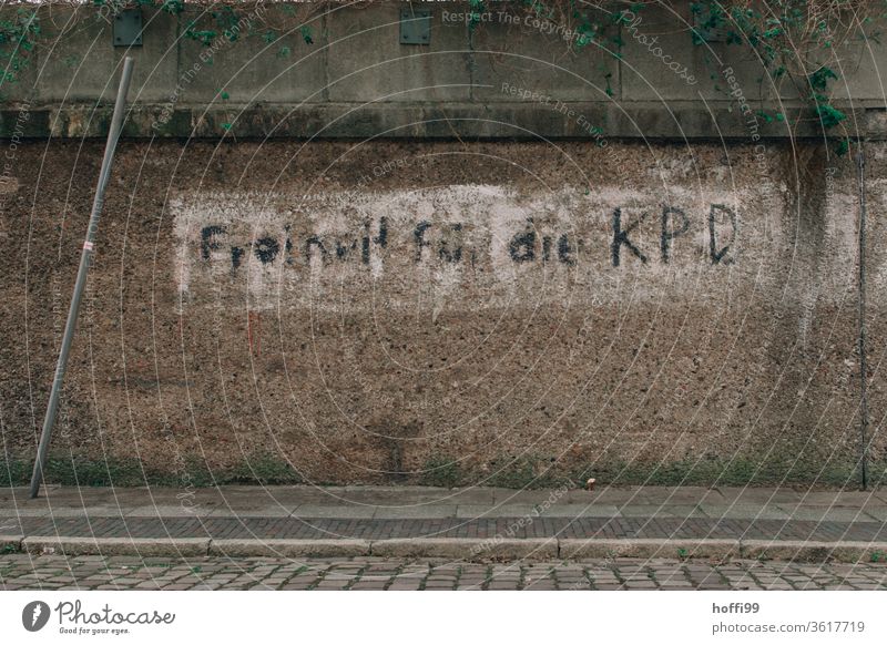 Spuren der Zeit Politik & Staat Parolen dkp Zeichen Gesellschaft (Soziologie) Schriftzeichen Graffiti anonym Partein