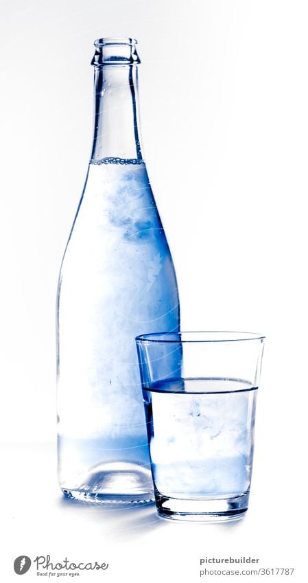 Flasche und Glas mit blauem Wasser weiß Getränk trinken Farbfoto frisch Menschenleer Gesundheit Lebensmittel Frühstück Ernährung Innenaufnahme voll Farbe