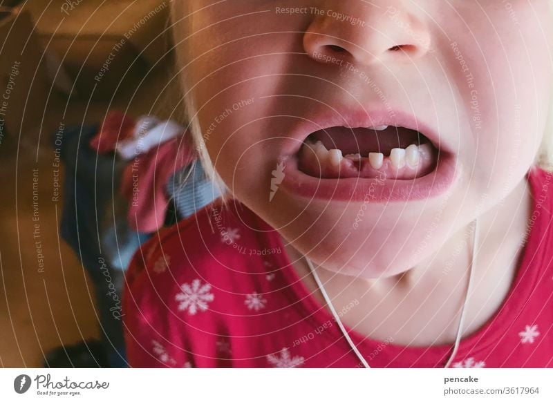 lieblingsmensch | mit biss! Zähne Milchzähne Gebiss beissen Detailaufnahme Nahaufnahme Mund Zahnlücke neu beißen Zahnarzt Gesundheit Zahnpflege Gesundheitswesen