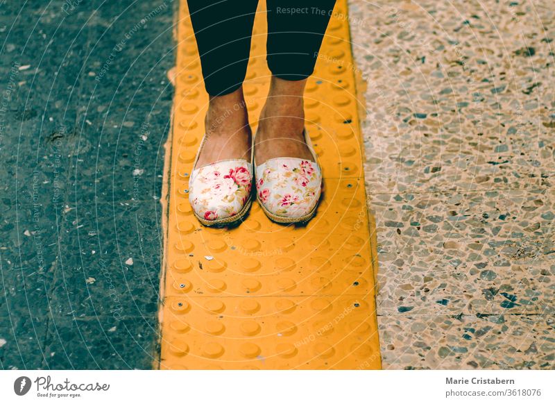 Stehen auf einer gelben Linie Oberfläche Fußgänger Jugend Weg Öffentlich abstrakt Beschluss u. Urteil Coronavirus Pandemie Stil Ermahnung stehen Sicherheit