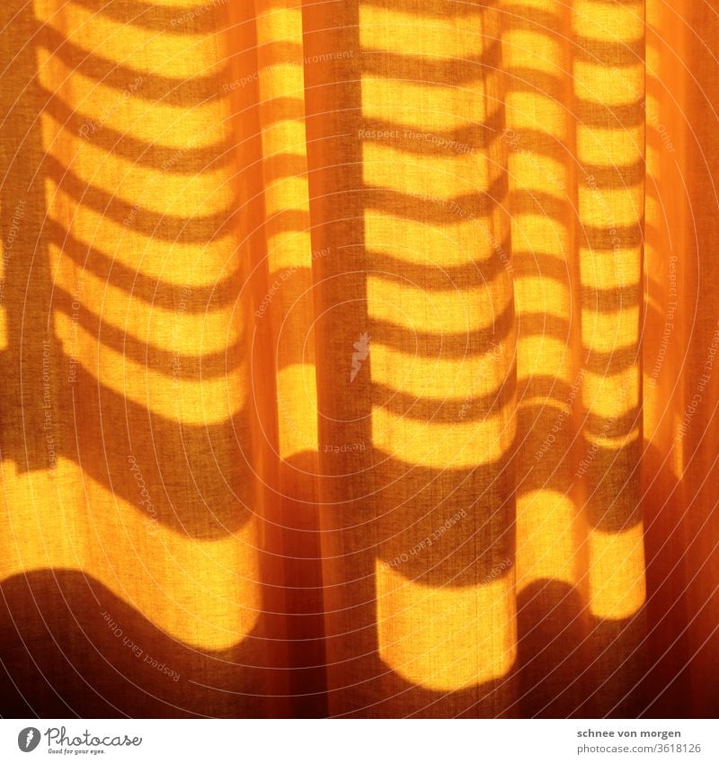 Vorhang vor Sonne schützend Stille Licht Schatten Stoff Orange Schutz Muster Lichtstrahl Lichtspiel Sommer