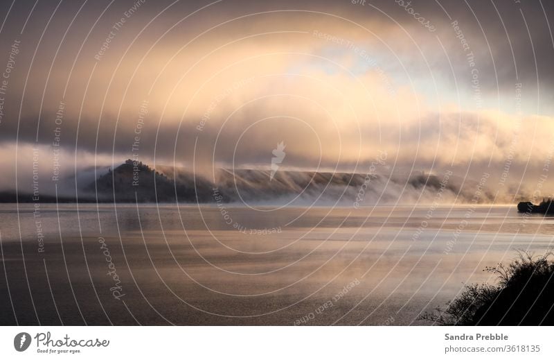 Nebel steigt vom See auf und rollt bei Sonnenaufgang die Hügel hinauf Juni 2020 Dunstan-See Sandra Prebble cromwell Landschaft Winter Neuseeland Landschaft
