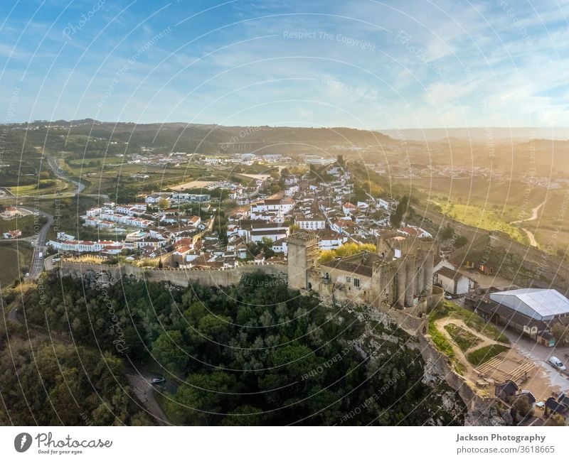 Luftaufnahme von Obidos mit historischen Mauern und Burg, Portugal Burg oder Schloss Wand Antenne leiria Mythos Märchen grün Himmel gelb Textfreiraum
