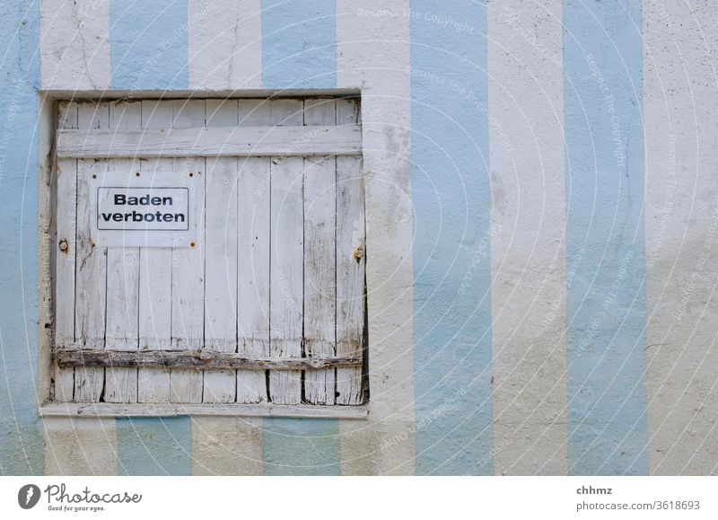 Baden verboten Tür Luke Streifen Wand Blau weiß Holz Holztür Verbot Hinweisschild Schild Schilder & Markierungen Warnschild Mauer verwittert alt Schwimmbad