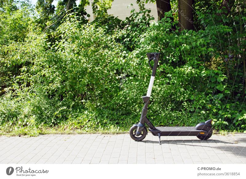 Fahrbereiter Elektroroller am Weg E-Scooter Mobilität letzte meile Innenstadt