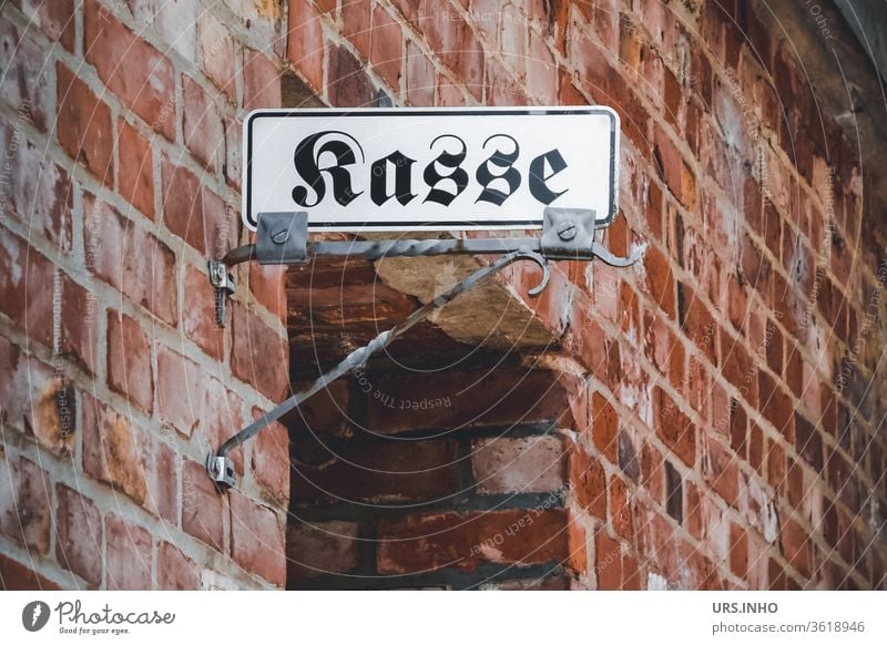 Hinweis auf eine Kasse in alten verschnörkelten Buchstaben | Blechschild an einer Backsteinwand Schilder & Markierungen Schriftzeichen Hinweisschild Wand