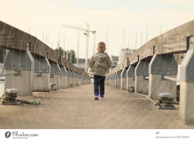 Junge geht auf einer Brücke Weg träumen Körperhaltung Fürsorge Frieden Natur Windstille Außenaufnahme Freiheit ruhig Gefühle Ausdruck Traurigkeit Einsamkeit
