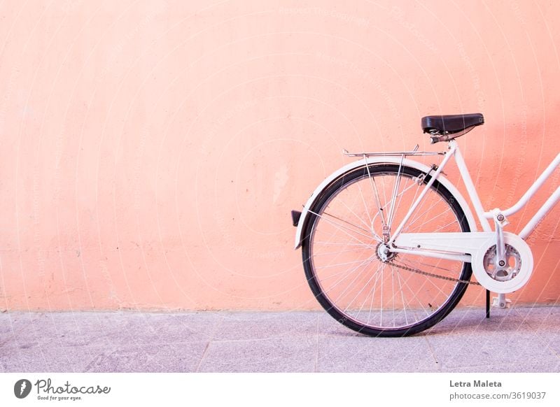 Weißes Stadtfahrrad in einer orangefarbenen Wand urban weiß Fahrrad altehrwürdig Oldtimer-Fahrrad weißes Fahrrad orangefarbene Wand Straße Straßenfahrrad