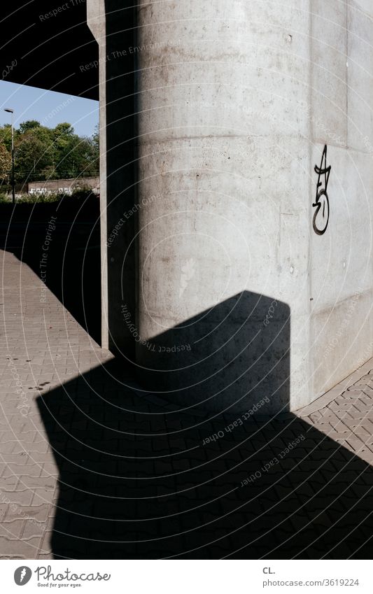 beton Beton Brückenpfeiler Schatten abstrakt Graffiti eckig grau Architektur Strukturen & Formen Menschenleer Außenaufnahme Wand Farbfoto