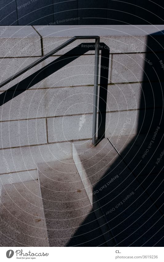 treppe Treppe stufen Handlauf Architektur dunkel eckig Strukturen & Formen aufwärts abwärts Schatten Linie Farbfoto Detailaufnahme Außenaufnahme abstrakt